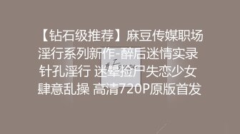 露脸美少女跪在板凳上被后入到高潮迭起，小萝莉下面水真多滋滋响！