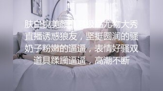 探出身子和舍友聊天 手上还忙着在插屁眼