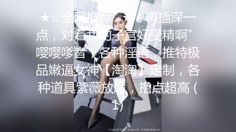 商场女厕再次偷窥到破洞牛仔裤美女的小嫩鲍