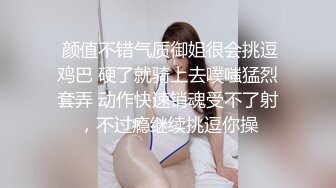 哺乳期的少妇，逼肥奶大水又多，一个人在家陪狼友发骚，大长茄子抽插骚穴高潮喷水，挤奶水给狼友喝好刺激