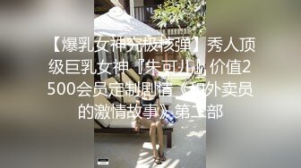 大屌哥在酒店点了餐 看见送餐的事位身材苗条的漂亮美美 强行拉进来脱裤子让她口交后骑马狂插