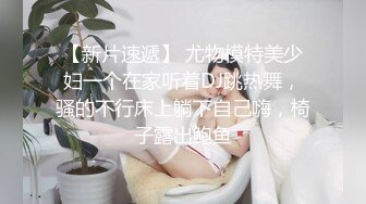   90后小少妇，黑丝情趣诱惑小乳夹激情3P，让两个大哥玩弄，迷人坚挺的奶子看着好刺激好骚