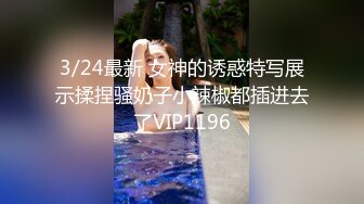 门缝下偷窥隔壁合租小嫂子想香香