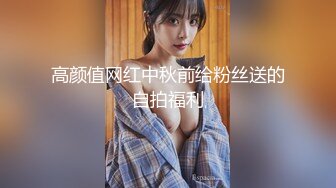 超大巨乳E奶新人妹子长相甜美全裸诱惑，揉搓晃动奶子舔弄奶头，看着就很想捏一下，近距离特写掰穴洞小