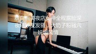 大胆熊孩子躲进女厕偷拍某教育中心两名年轻老师上厕所尿尿