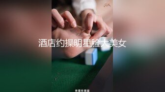 商场女厕全景偷拍两个美女的肥鲍鱼卧槽，无意中发现还有一个小伙也在趴下看美女的B_0