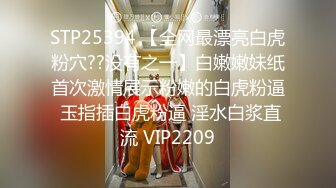 【新速片遞】 动漫展一箭双雕两个没穿安全裤JK小美女的裙底风光❤️一个黑窄内一个绿内