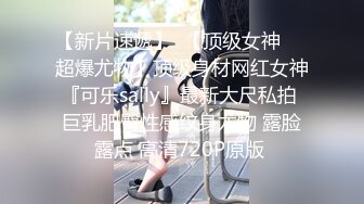 胖嘟嘟、圓潤可愛嫩妹子，身材嬌小玲瓏，年紀不大，被倆小哥輪番狂艹