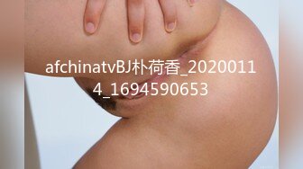 风韵犹存大熟女、逼黝黑黝黑的，里面却是粉红的穴肉，自慰看得一清二楚 过瘾那！