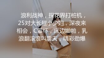 【新片速遞】 CD大师动漫展偷拍❤️模特美女裙底风光站久了逼痒痒薯片遮挡躲在展台里扣下面！内裤都破洞了