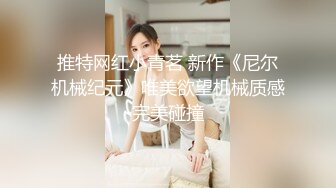 【新片速遞】  烫发头美少妇，风韵犹存半老徐娘，露脸全裸掰穴，自慰摇动自己骚穴道具插穴，淫水真不少 