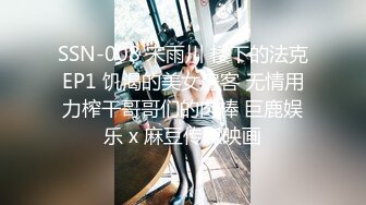 副驾20岁骚逼女友，突发性欲，非要靠边停车，揉她奶子，插她骚B穴，喂饱饱满足了才能开车上路！