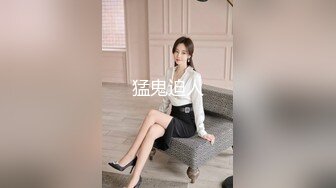 趴墙偷窥邻居放假回家的女儿洗澡 动作有点大被发现了