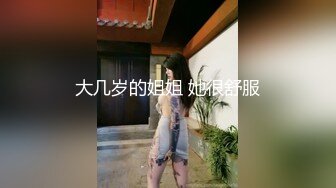 跟骚逼少妇玩个车震，这娘们好骚啊露脸让大哥玩逼无套抽插，大鸡巴干着还要自己拿道具玩阴蒂，高潮喷水好湿