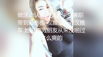 澡堂子偷拍笑起来非常好看的妹子,胸前两盏车灯很耀眼