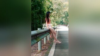 黑丝小骚货拿着红萝卜自慰