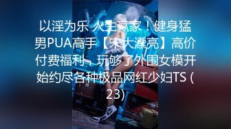 风骚少妇逼里塞个跳弹勾搭在网吧上网的小哥，到卫生间里激情啪啪，口活大鸡巴被小哥站着后入爆草抽插呻吟