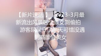 老婆手握两根肉棒，在我面前玩嗨了