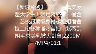 《超强摄像头破解》民宅偸拍多个家庭男女私密生活曝光光头眼镜哥鸡巴又粗又长