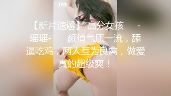 无能小哥只能用手来玩嫂子的逼逼了，全程露脸逼逼里塞满冬枣自己吐出来，丝瓜茄子插进逼里搅拌特写给狼友看