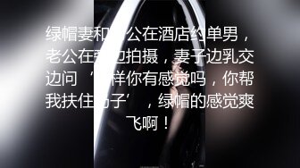 偷窥美乳美女在家休息只能玩手机和小狗度过时光