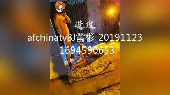 妈妈饿了跑到儿子房间吃鸡巴，自己揉奶玩逼扒下儿子内裤，舔弄大鸡巴，舔硬了自己拿着蹭逼逼，好骚啊别错过