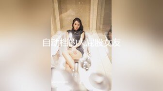  姐夫干小姨子修长美腿翘臀小姐姐，跪在沙发上被炮友脱下丁字裤