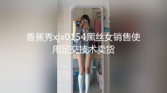 兔耳朵装扮00后双马尾萌妹，黑白丝袜玻璃棒插无毛骚穴，抬起双腿特写视角，搞得小穴很湿，爽了浪叫非常淫荡