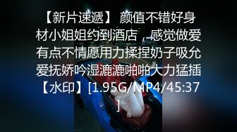 一边吃饭一边享受着桌下的小母狗的口活，带到酒店扒个精光，开档白丝，凌辱调教，三洞齐开，