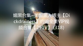  极品萝莉小妹跟两个小哥哥激情3P，在床上让两小哥轮着玩，揉奶玩逼骚穴特写，压在身下爆草抽插后入