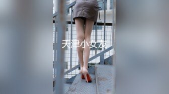 SPA女子养生馆骚逼女顾客玩起了3P，这次胖哥美了， 揉奶又抠逼草逼他还先来让小哥草嘴，按摩床上各种抽插