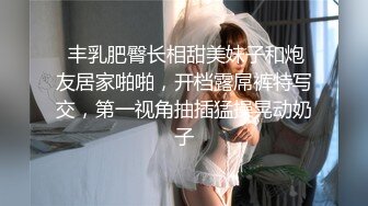 被大哥弄舒服的小骚货，全程露脸给大哥口交深喉真鸡巴骚，让大哥又草又抠高潮不断，揉着骚奶子侧入爆草蹂躏