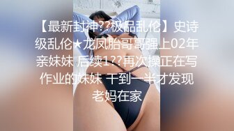 这才叫性福啊 三个漂亮嫩嫩的小美女齐上阵揉捏吸允销魂爽的受不了，躺着美滋滋体会起伏澎湃舒服啊