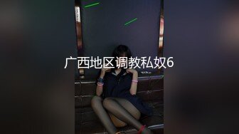   双胞胎姐妹花浴室诱惑长相清纯带着眼镜，浴室脱光光湿身诱惑，贫乳小奶子，翘起美臀拍打