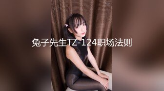 【烈焰红唇极品网红美女】拨开丁字裤炮友一顿舔逼，第一视角特写操逼，圆润美臀骑乘爆操，进进出出快速抽插