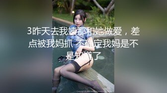 KTV公厕偷拍工作人员撒尿，小屁股白白的，肉肉的 玩起来肯定很爽！