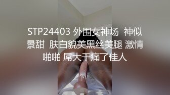 【极品稀缺❤️破解摄像头】漂亮学生妹在家也会按耐不住摸逼玩几下 边看手机啪啪小视频边玩穴 这是缺男人了 高清720P版