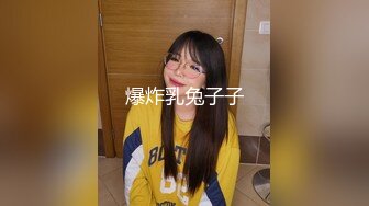 牛B大神火车马桶上藏了一个摄像头偷拍多位女乘客嘘嘘 各种肥鲍鱼尽情展示 (1)