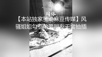 阳台爆草两个风骚少妇【上篇】全程露脸让小哥用按摩棒玩弄骚穴，浪叫呻吟表情好骚，轮草抽插让闺蜜吃奶子淫