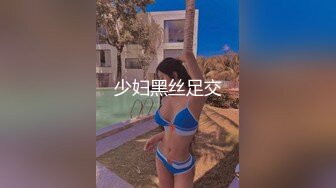 美女闹市区脱了衣服，露出性感的白皙酮体，谁也拦不住，警察也不行！