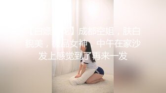  黑客破解家庭网络摄像头偷拍 两个巨乳少妇日常生活在客厅和老公啪啪