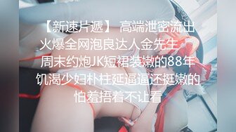  眼镜妹逼毛乌黑茂密,每次洗澡都要用猪鬃毛刷子刷逼