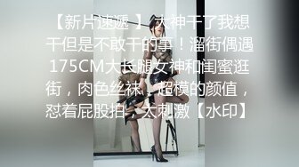 餐厅女厕全景偷拍连衣裙短发美女⭐肥逼黑黑长长的穴毛