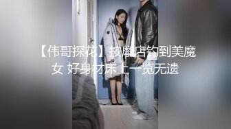 十二月新流出大神潜入水上乐园更衣淋浴间出口偷拍❤️美女换衣服警觉性很高的红衣妹子瞪着作者看