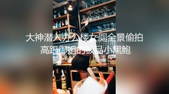  新流出民宿酒店偷拍 逼毛浓密性感苗条美女边看手机边自慰勾引男友来啪啪还没草就流白浆了