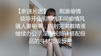 床上自拍，前面挂着女士内衣