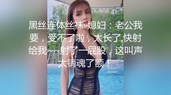 颜值不错的小姨子被两大哥干了，嗨翻一夜全程露脸口交大鸡巴，AV式上位被大哥草着嘴里还得含哥鸡巴真刺激