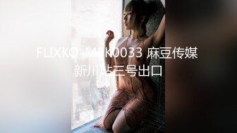 3K原始版全景厕拍-怕臭的波浪卷发时尚妹子,膝盖前两个破洞是跪地板摩的吧