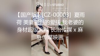 高铁站TP坐着低头玩手机漂亮美眉的奶子