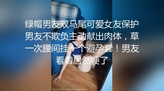 黑客破解家庭网络摄像头偷拍年轻性欲强的小夫妻孩子不在疯狂做爱，孩子在媳妇只能在床边抠逼